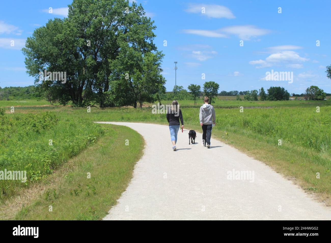 Mère et fils marchant leur chien sur un sentier au parc national James 'Pate' Philip à Bartlett, Illinoi Banque D'Images