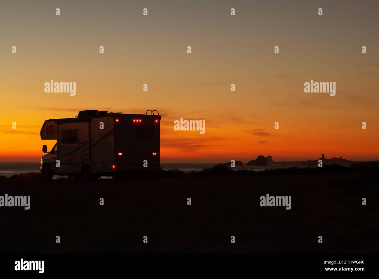 Vue panoramique sur l'océan, coucher de soleil et camping-car de 23 mètres, véhicules récréatifs de classe C.Voyage sur la route de la côte de Californie. Banque D'Images