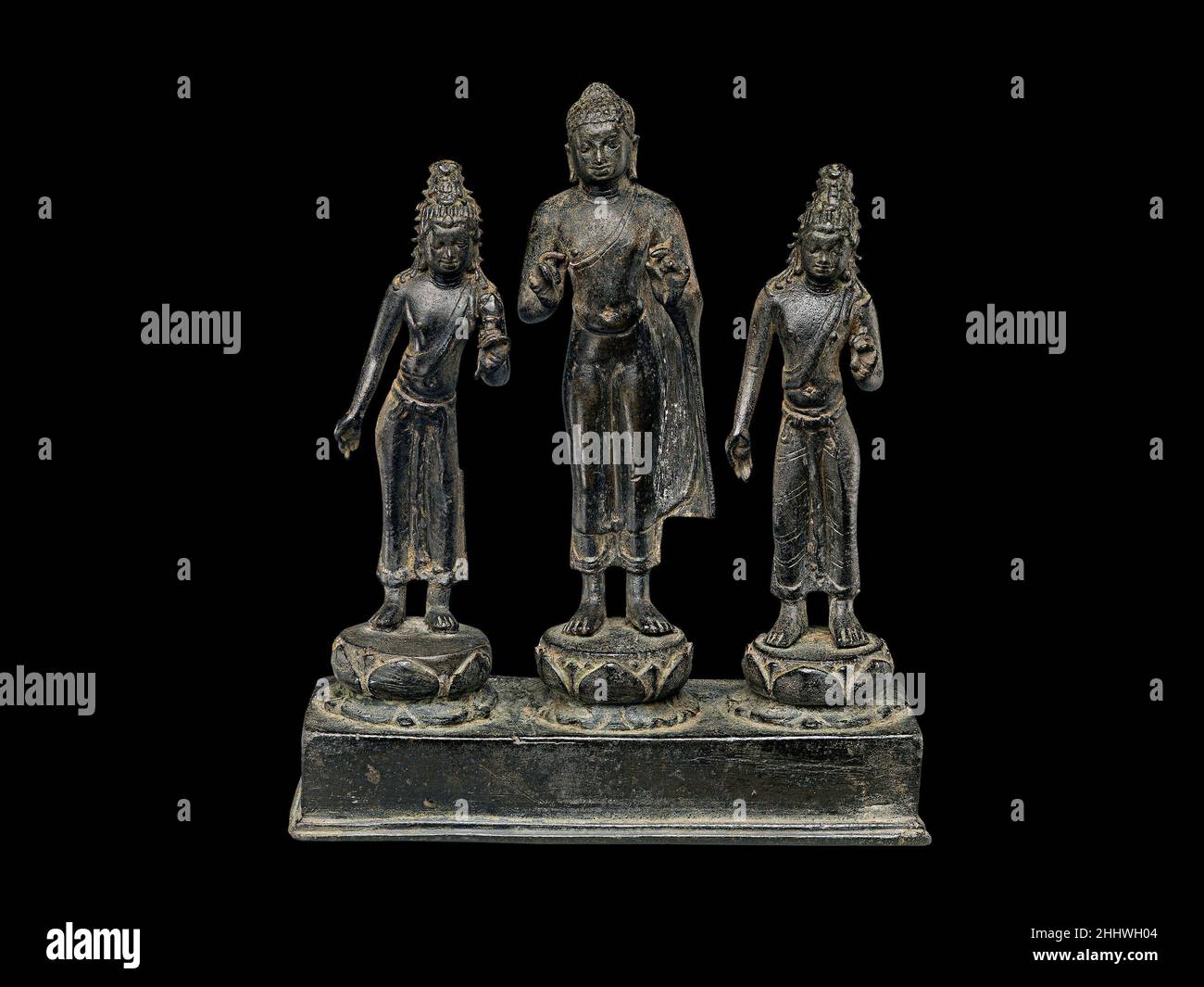 Bouddha assisté par Bodhisattvas Avalokiteshvara et Maitreya deuxième moitié du 8th siècle Sumatra ou sud de la Thaïlande la configuration iconographique de cette triade bouddhiste a été favorisée dans les territoires mon de Thaïlande et largement propagée dans les régions srivijayennes de la Thaïlande péninsulaire et de Sumatra.Cette triade avec un Bouddha central flanqué d'Avalokiteshvara et de Maitreya identifiés par leurs insignes de couronne, le Bouddha Amitabha et un stupa, respectivement, est venue à être d'une importance capitale dans le centre du début du neuvième siècle de Java.Plusieurs temples principaux ont été construits sous le patronage royal avec ces e Banque D'Images