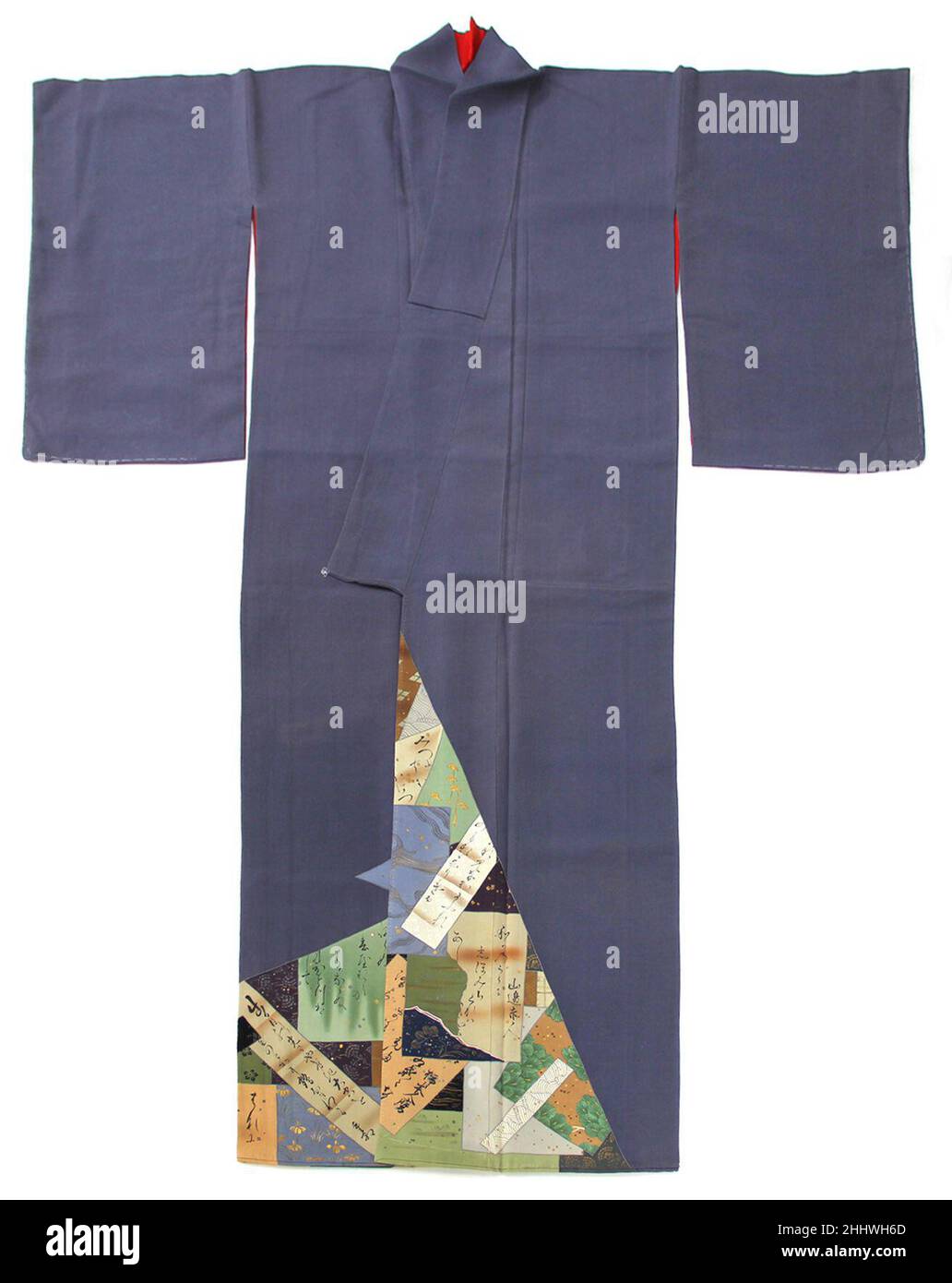 Robe avec des cartes de poème Tanzaku et Shikishi première moitié du 20th siècle Japon le kimono en soie de crêpe gris bleuâtre est décoré avec des cartes de poème colorées le long de l'ourlet.Les cartes, tanzaku allongé et shikishi carré, sont représentées comme une collection impressionnante qui vient d'être diffusée devant quelqu'un pour faire une sélection.Certains portent des inscriptions dans une grande variété de styles calligraphiques, tandis que d'autres sont non inscrits.D'autres encore sont représentés à l'envers.Les cartes de poèmes présentent une grande variété de motifs, y compris des fleurs, des feuilles d'érable, des vagues ou des aiguilles de pin,en imitation de cartes réelles.Certains Banque D'Images