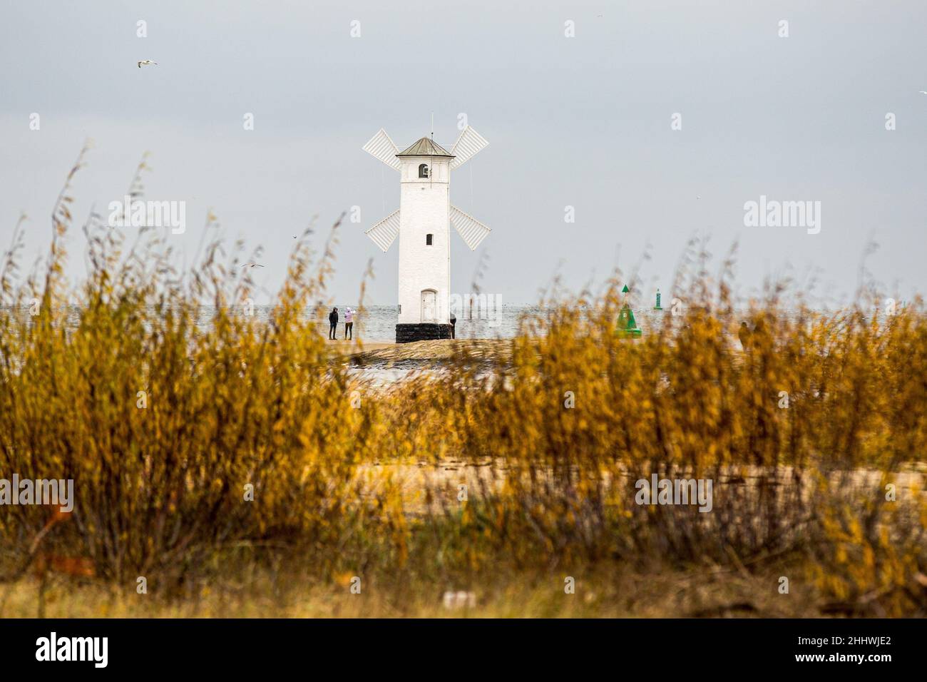Swinoujscie, Pologne.17th novembre 2021.La balise Stawa Mlyny vue à l'entrée du port de Swinoujscie.Une balise blanche en forme de moulin à vent est un symbole de Swinoujscie et fait partie du logo officiel de la ville.Le port de Swinoujscie est un port maritime polonais sur la mer Baltique.Avec le port de Szczecin, créez l'un des plus grands complexes portuaires de la mer Baltique.(Photo par Karol Serewis/SOPA Images/Sipa USA) crédit: SIPA USA/Alay Live News Banque D'Images