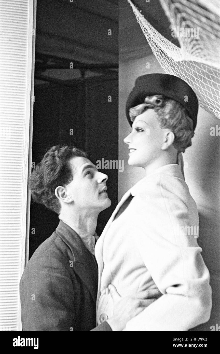 Scènes de l'intérieur de la fenêtre de magasin à Peter Robinson's Department Store, Londres. Le magasin Peter Robinson était au 200-236 Oxford Street.Vers 1946 Banque D'Images