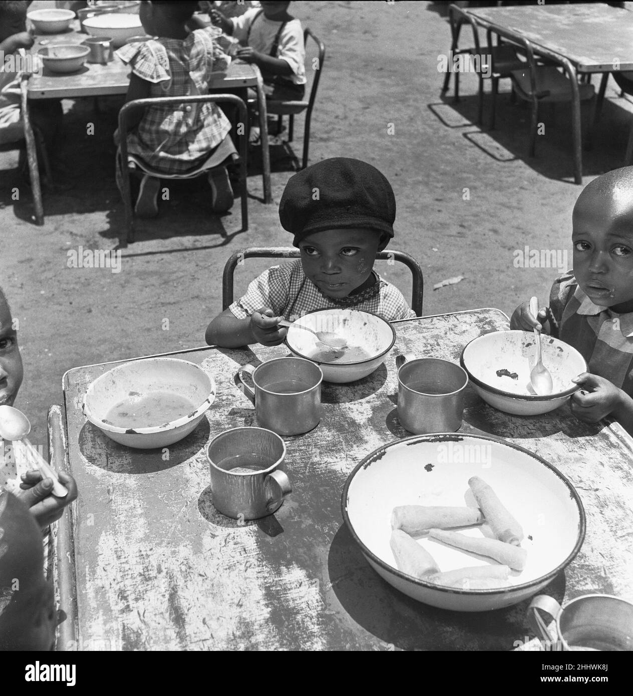 Les enfants sont nourris à l'école du canton de Langa, près de Cape Town.4th février 1955 Banque D'Images