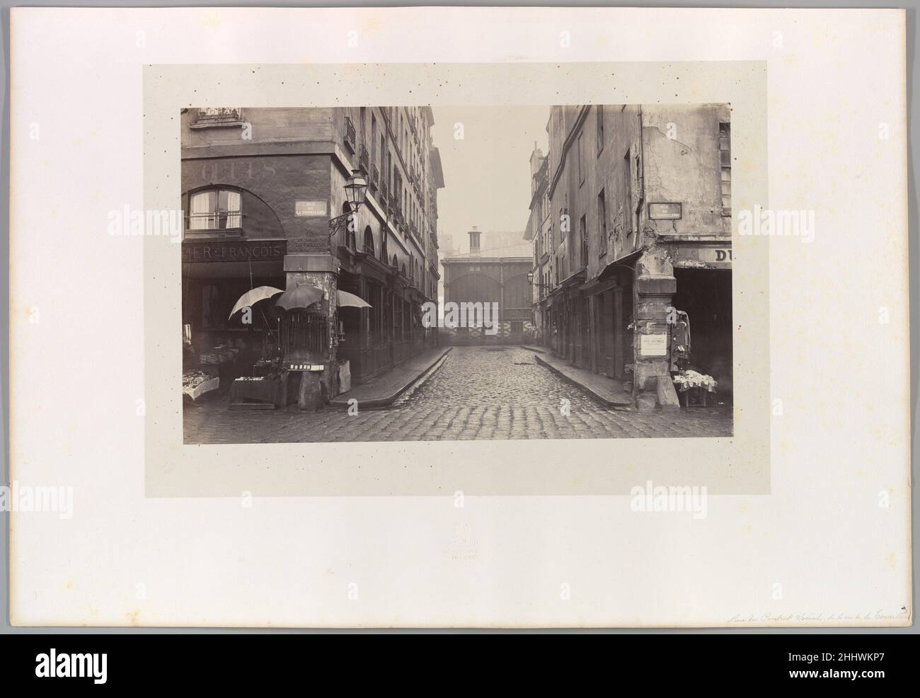 Rue du contrôle-social, de la rue de la Tonnellerie 1864–1865 Charles Marville Français fin 1850s Marville devient l'un des principaux photographes de la ville de Paris,Enregistrement de ses nouveaux espaces tels que le Bois de Boulogne rénové et les anciennes zones en vue de la démolition et de la reconstruction dans le cadre de la modernisation réalisée par le Baron Hausmann pour l'empereur Napoléon IIIUne scène mémorable dans le roman historique français classique les Miserables (1862) de Victor Hugo a lieu dans la rue montrée ici.En arrière-plan se trouvent les pavillons du marché des Halles; en premier plan, rue de la tonne Banque D'Images