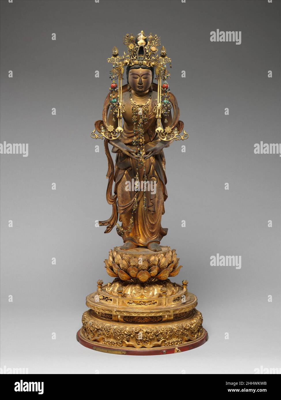 Bodhisattva Kannon 17th ou 18th siècle Japon cette paire de bodhisattvas (2006,437a–e et .438a–e) faisait à l'origine partie d'un groupe sculptural centré sur le Bouddha Amida (Sanskrit: Amitabha), qui préside le Paradis occidental.Seishi (Sanskrit: Mahasthamaprpa), qui tient ses mains dans le geste d'adoration, se tenait autrefois à la droite de Bouddha.Son compagnon, Kannon (Sanskrit: Avalokiteshvara), aurait généralement tenu un petit piédestal de lotus représentant un trône pour l'âme décédée.Les bodhisattvas ont de petits visages doux avec des caractéristiques charnues et des corps plentus qui contribuent à un androgyno Banque D'Images