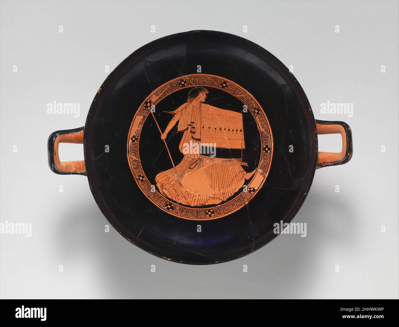 kylix en terre cuite (tasse à boire) env.480–470 C.-B. attribué au Brygos Peintre mère thrace le grand morceau de tissu à motifs utilisé comme bouclier identifie la figure comme thrace.Elle se hante en avant en tenant une lance dans sa main droite.La caractérisation suggère qu'elle est un extrait d'une plus grande scène illustrant la mort d'Orpheus, le musicien irrésistible.Après avoir perdu sa femme, Eurydice, Orpheus est devenu un recluse.Ainsi éconduit, les femmes enragés de Thrace l'ont tué.Dans une version, ils l'ont déchiré.kylix en terre cuite (tasse à boire) 246137 Banque D'Images