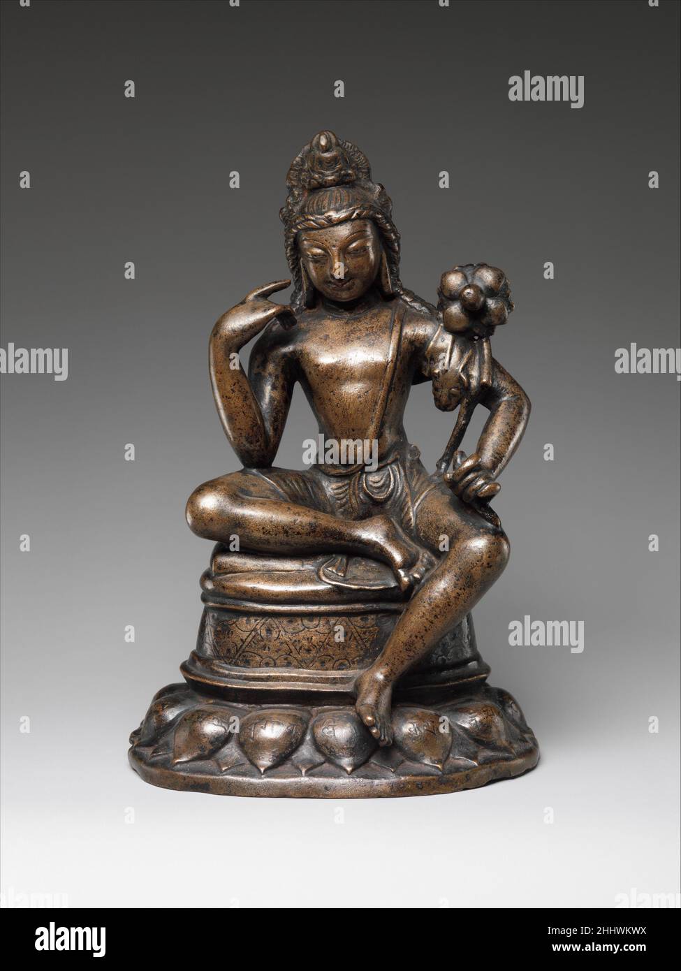 Avalokiteshvara Padmapani 7th siècle Pakistan (vallée de Swat) Bodhisattva comme le porteur de lotus Padmapani était une forme privilégiée d'Avalokiteshvara, l'incarnation de la compassion bouddhiste.Ses identificateurs sont le lotus (padma) tenu dans sa main gauche, et la petite figure du Bouddha Amitabha au sommet de sa tête.Dans cette première représentation, il s'assoit dans la facilité royale, avec une jambe suspendue et une main prête comme si gesturant contemplation.La peau d'antilope sur son épaule est un rappel de sa nature ascétique, semblable à Shiva.Écoutez des experts illuminer l'histoire de cette œuvre Écoutez ou faites une pause #7927.Avalokites Banque D'Images