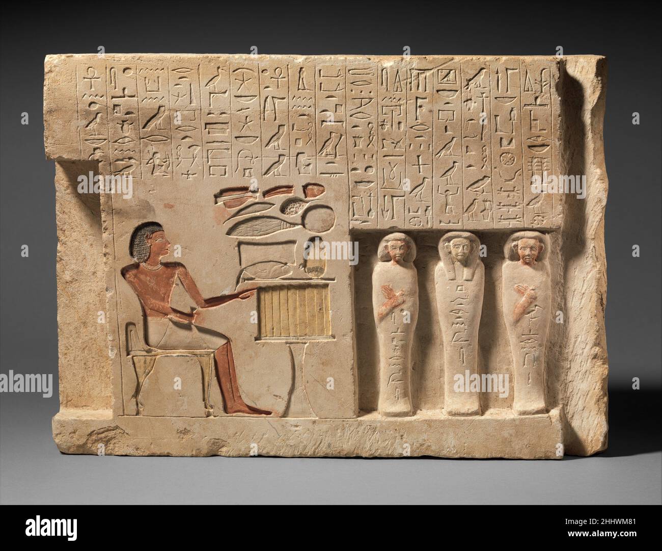 Relief de la chapelle de l'Overseer des troupes Sehetepibre ca.1802–1640 C.-B. Royaume du milieu le « maître d'état des troupes » Sehetepibre, fils de Satankhu, était propriétaire d'une chapelle commémorative qui abritait deux dalles de relief dans la collection (65.120.1, 65.120.2).Sur ces dalles, il est vu assis à une table d'offrande, mais lui et sa famille sont également représentés comme des momies.bien que les hiéroglyphes égyptiens puissent être écrits dans les deux sens, la préférence était droite à gauche.Ainsi, la liste de la famille de Sehetepibre commence sur la dalle (65.120.2et continue sur cette dalle avec (à droite) Djehutihotep, fils de moi Banque D'Images