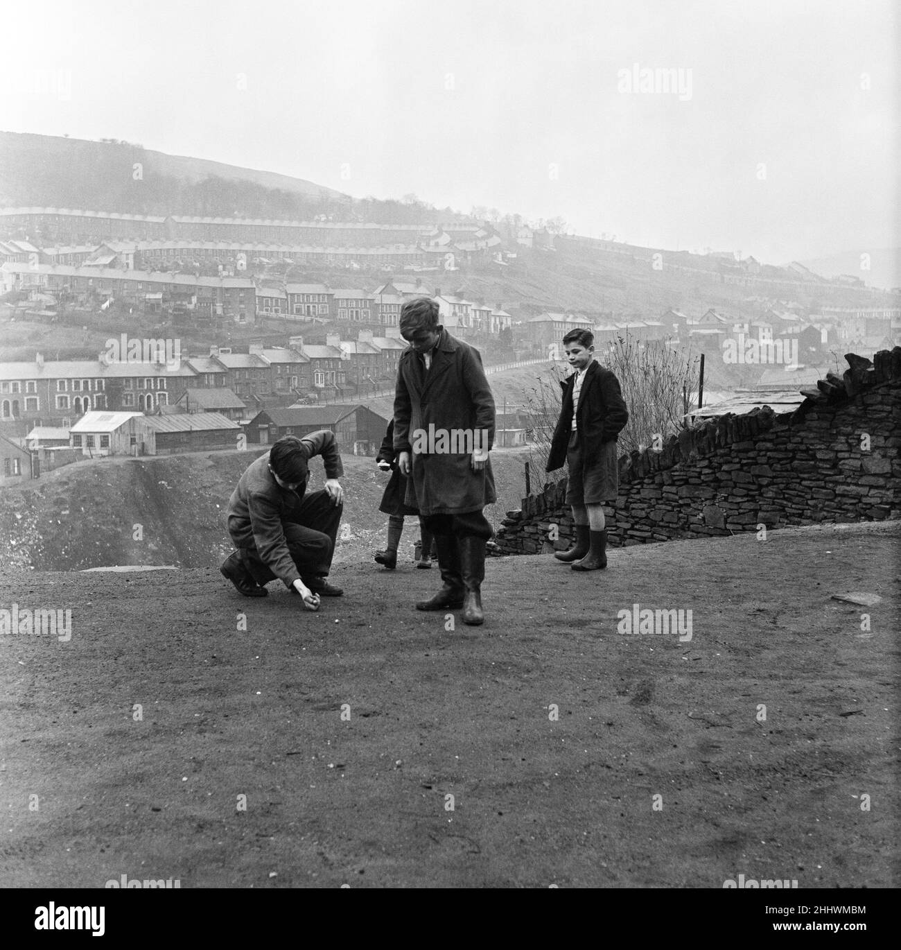 Des garçons de Stanleytown, au sud du pays de Galles, jouant des marbres ou comme on l'appelait localement, des 'alliéss'.1st mars 1954. Banque D'Images