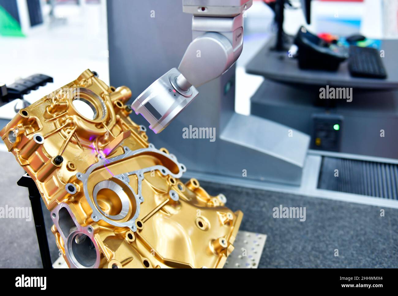 Machine de mesure de coordonnées (CMM) 3D technologies de mesure pour vérifier la validité du bloc-moteur pour la fabrication industrielle Banque D'Images