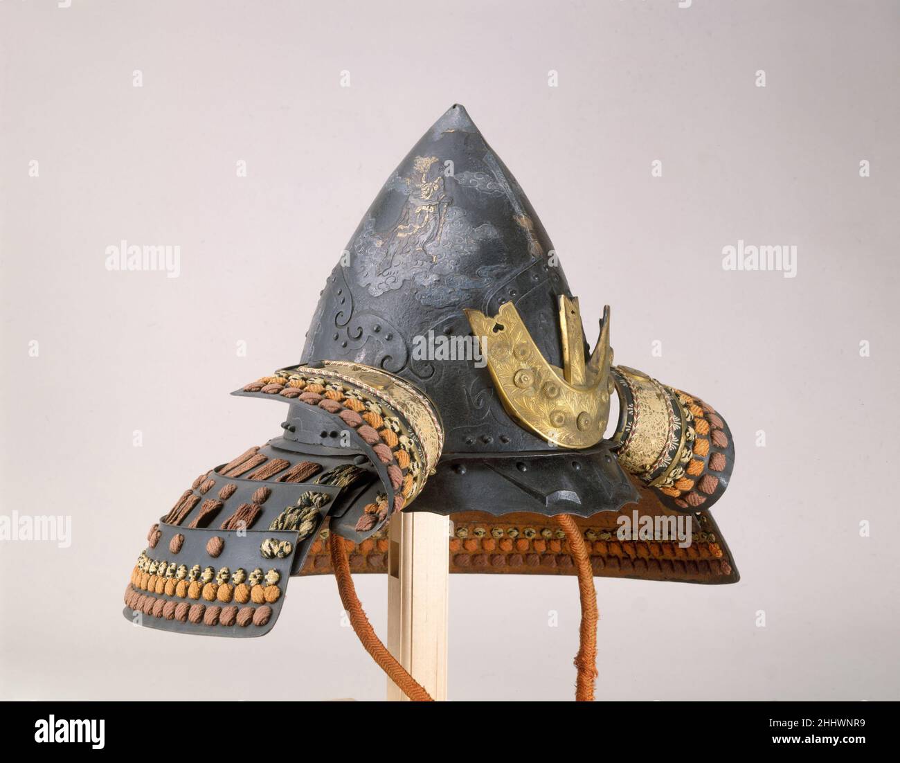 Armure (Gusoku) Helmet du début au milieu 19th du siècle signé par Saotome Ietada japonais cette armure reflète plusieurs vagues d'influence occidentale au Japon.Le casque, inspiré d'une cabaque hollandaise de la fin du XVIe siècle, est conçu par l'armureur japonais Saotome Ietada, dont la signature se trouve à l'intérieur du bol.Le cuirass semble être de fabrication européenne au début du XIXe siècle.Ces éléments plus anciens, complétés par des éléments plus modernes, ont été décorés de divinités bouddhistes et de figures littéraires par un artisan japonais utilisant la gravure, qui est un processus occidental.Le casque porte le badge de la famille Arima, da Banque D'Images