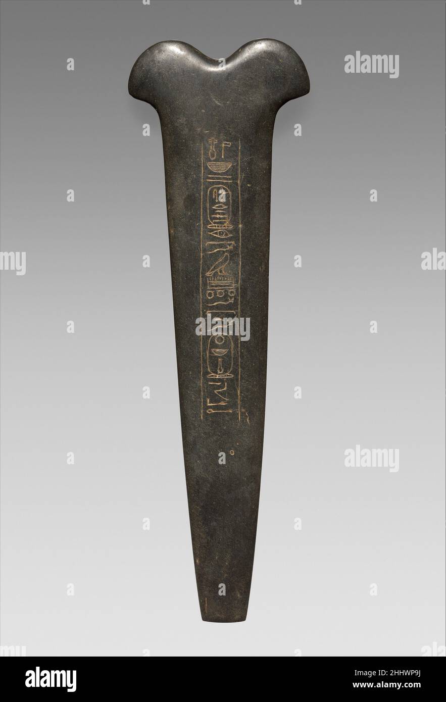 Mise en œuvre rituelle dédiée par un roi Senwosret à Nebhepète Mentuhotep II ca.1961–1840 C.-B. Royaume du milieu connu sous le nom de pesesh-kef, cet instrument magique a ses origines dans la première culture égyptienne.Il peut représenter un outil utilisé pour couper le cordon ombilical.Le pesesh-kef a été employé dans le rituel d'ouverture de la bouche, au cours duquel un prêtre tirait l'instrument à la bouche d'une statue ou d'une momie culte, lui permettant de recevoir des offrandes.L'inscription indique que cet outil a été dédié à Nebhepetre Mentuhotep II par l'un des rois Senwosret, probablement Senwosret III.Imple rituel Banque D'Images