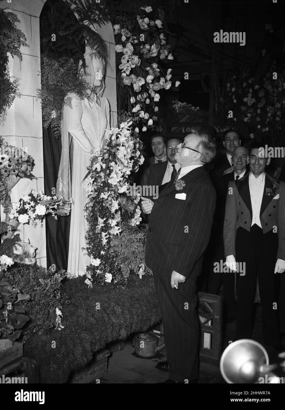 Covent Garden Flower Show 12th juin 1951Herbert Morrison MP admire l'exposition florale autour du modèle de la déesse Flora à l'ouverture du Covent Garden Flower Show Banque D'Images