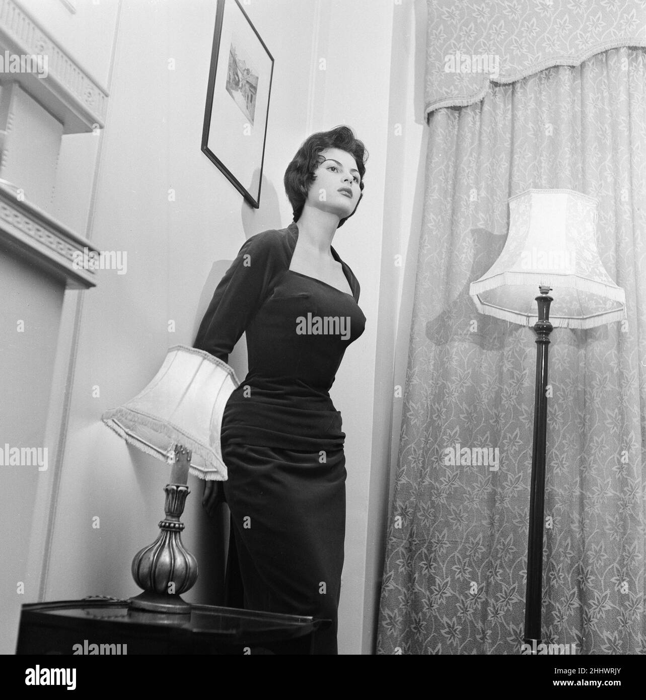 Nadja Regin, actrice serbe au Royaume-Uni pour la première fois, à l'hôtel Grosvenor House Hotel, Londres, décembre 1955. Nadja Regin est au Royaume-Uni pour le tournage d'une société allemande, elle est également porte une robe de sa propre conception. Banque D'Images