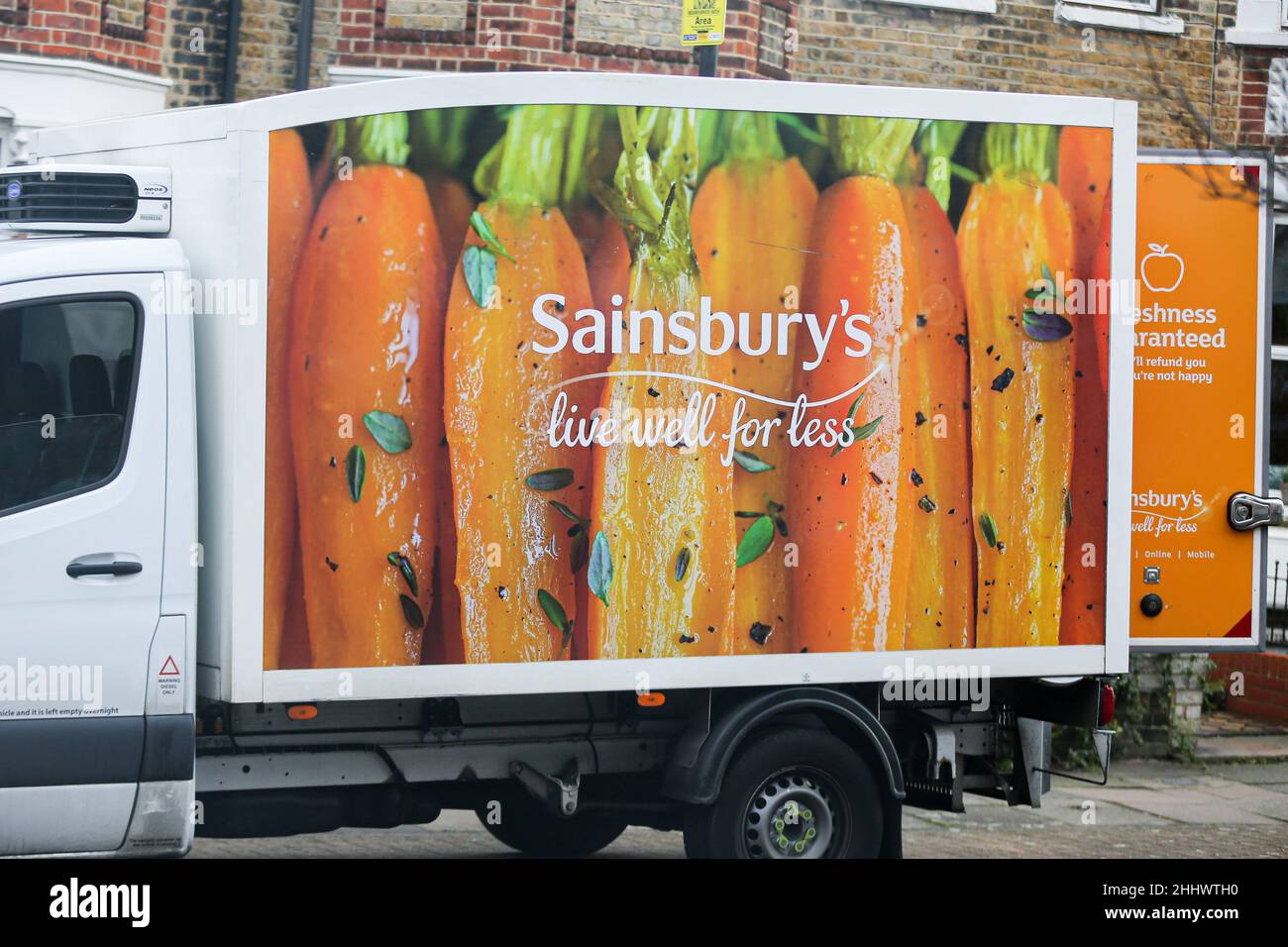 Une camionnette de livraison de Sainsbury vue dans la rue. Banque D'Images