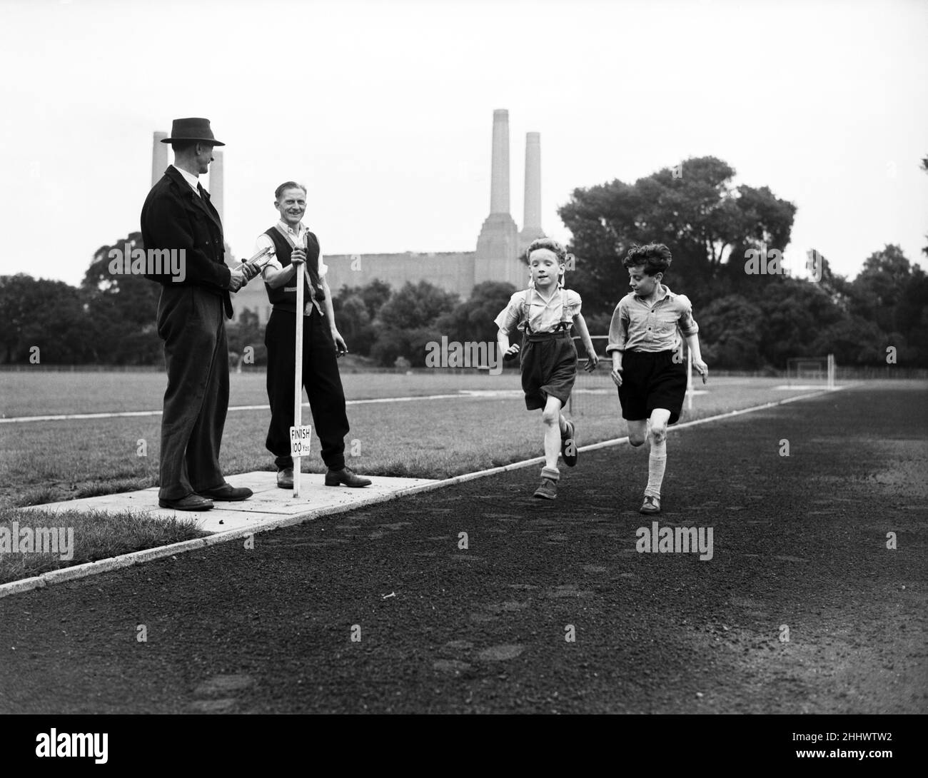 Entraînement des enfants pour le sport sur la piste athlétique de Battersea.De gauche à droite, Stanley Baldwin et Peter Saunders.19th août 1954. Banque D'Images