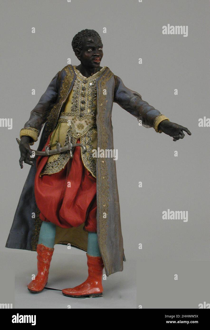 Roi noir, fin 18th–début 19th siècle, italien, Naples.Roi noir.Italien, Naples. Fin 18th–début 19th siècle.Tête en terre cuite polychromée et membres en bois; corps de fil enroulé dans un attelage; vêtements en soie et en satin avec fils et boutons argentés; turban en mousseline et couronne en métal doré.Crèche Banque D'Images