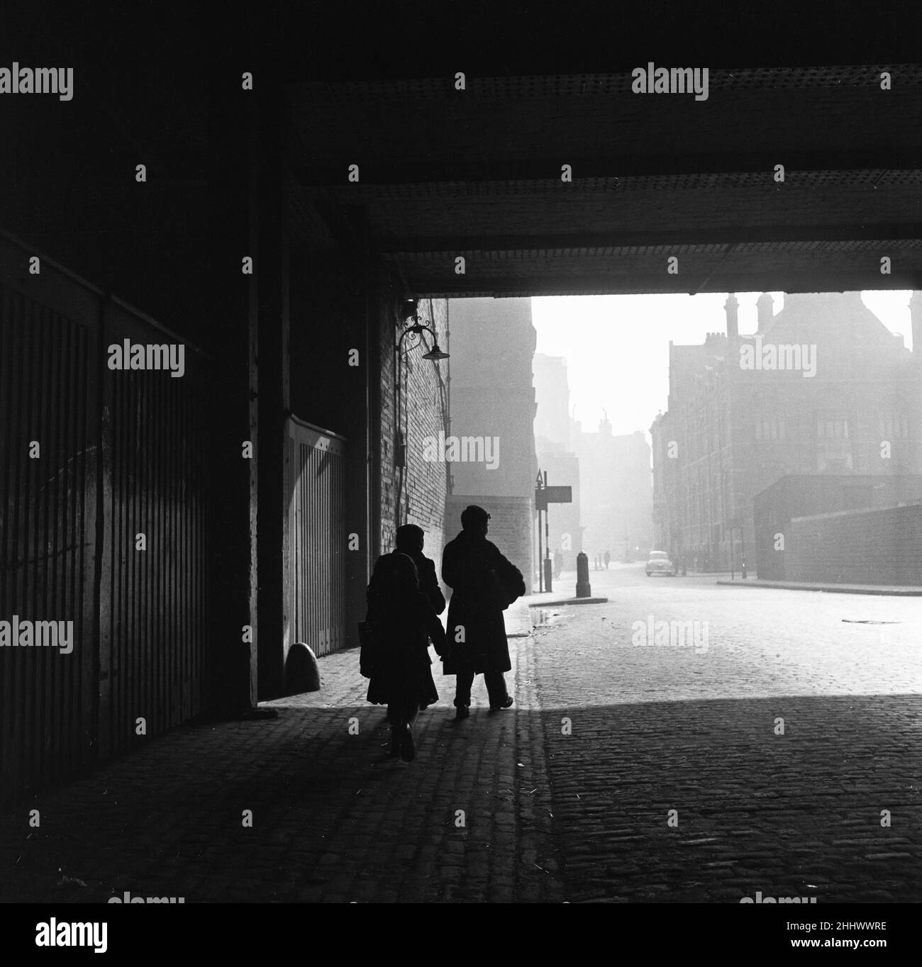 Une jeune famille rentre à la maison avec ses achats au marché aux puces de Club Row, Bethnal Green, E2 Londres 1st mars 1955 Banque D'Images