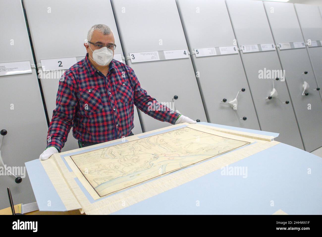 Magdebourg, Allemagne.25th janvier 2022.Jens Kunze, responsable de la salle de lecture et de l'histoire de la ville, présente une carte historique de Magdeburg dans les piles des Archives de la ville, que la collection de cartes des Archives de la ville a pu acquérir avec le soutien du Musée d'histoire culturelle.La plume colorée et le dessin d'encre des environs de Magdeburg, qui a été faite autour de 1770, peut être vu dans les archives de la ville.Credit: Klaus-Dietmar Gabbert/dpa-Zentralbild/ZB/dpa/Alay Live News Banque D'Images