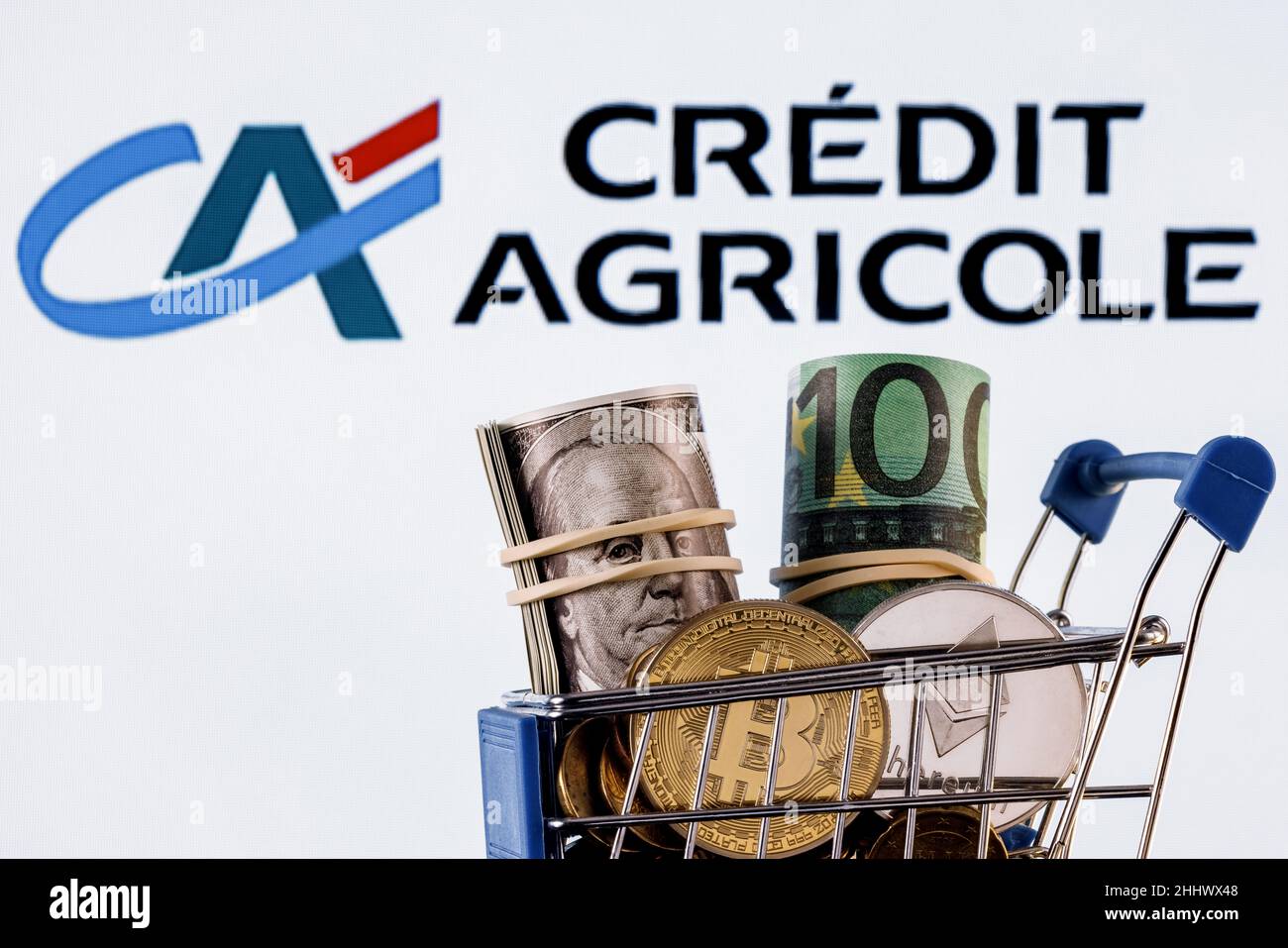 Crypto et les devises traditionnelles dans le panier sur fond de logo de la  banque de crédit agricole Photo Stock - Alamy