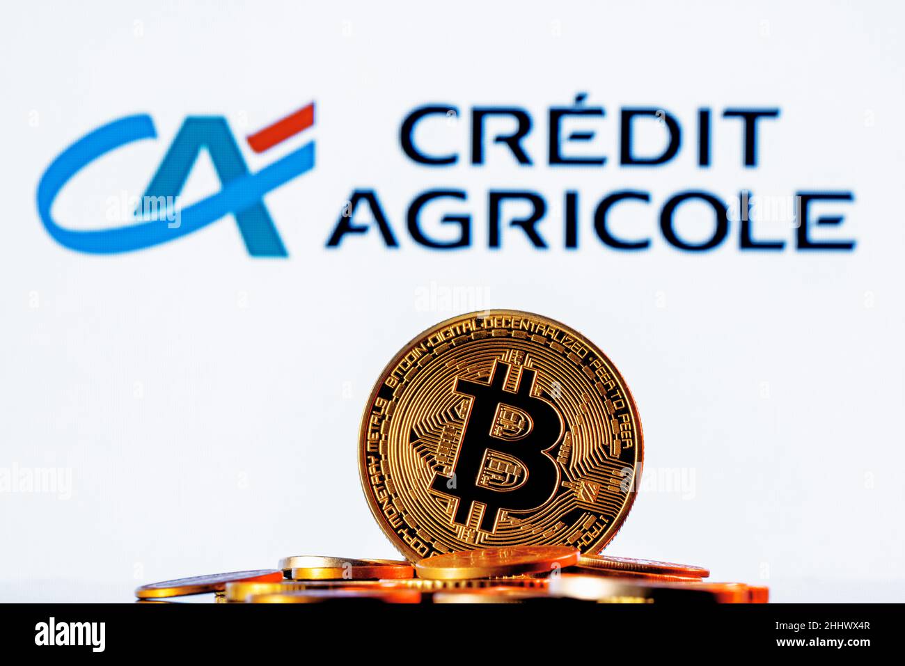 Pièce de monnaie dorée avec logo Bitcoin et carte de crédit.Chef de file en  matière de carte de récompense de crypto-monnaie et de bitcoin contre la  surface noire.Numérique décentralisé Photo Stock -