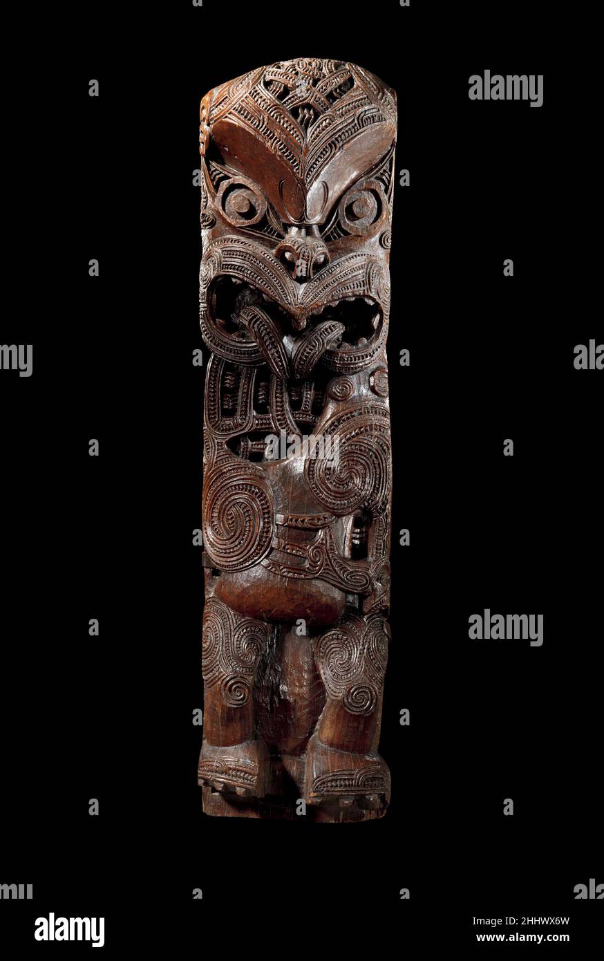 Figurine de poste de maison (Amo) ca.1800 Maoris, les grandes salles de réunion communales de te Arawa ont servi, et continuent de servir, comme points focaux importants pour la communauté parmi le peuple maori de Nouvelle-Zélande (Aotearoa).Richement ornée de sculptures représentant des ancêtres et des figures de la mythologie maorie, la salle de réunion fonctionne comme chambre de conseil, maison d'hôtes, centre communautaire, et lieu de rassemblement pour la discussion et le débat sur des questions importantes.Les salles de réunion sont particulièrement importantes car les lieux où l'histoire, les coutumes et la généalogie du groupe local sont préservés et transmis au gène suivant Banque D'Images