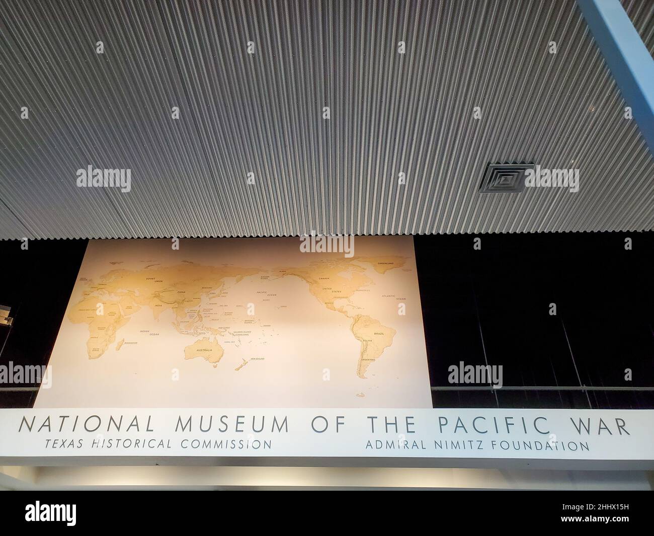 Entrée du Musée national de la guerre du Pacifique avec carte en arrière-plan. Banque D'Images
