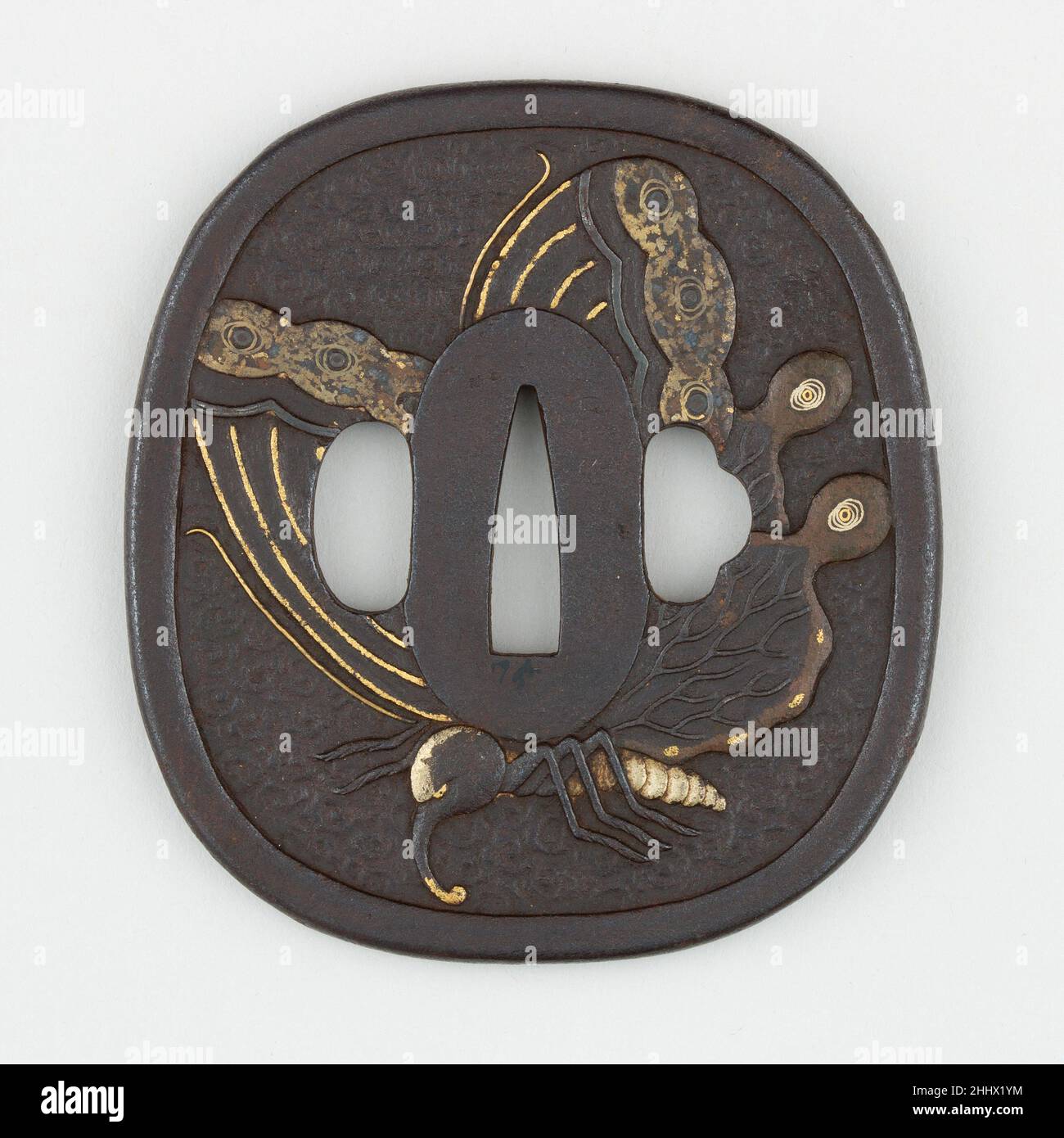 SWORD Guard (Tsubie) avec le motif de Chrysanthemums et de papillon (菊と蝶図鐔) 19th siècle japonais la zone de motif à l'intérieur de la bordure en relief de ce tsua est gravée dans un motif arabesque (karakusa).L'arrière est décoré avec le relief d'un grand papillon à queue de cynelle (japonais: Ageha-chō, 揚羽蝶) qui est décoré dans divers métaux précieux.L'inverse montre des chrysanthèmes dont les fleurs sont incrustées dans le cuivre, l'or et le shibuichi.Des parties des feuilles et des gouttes de rosée sont mises en évidence en or.Garde au sabre (Tsuba) avec le motif de chrysanthèmes et de papillons (菊と蝶図鐔) 25683 Banque D'Images