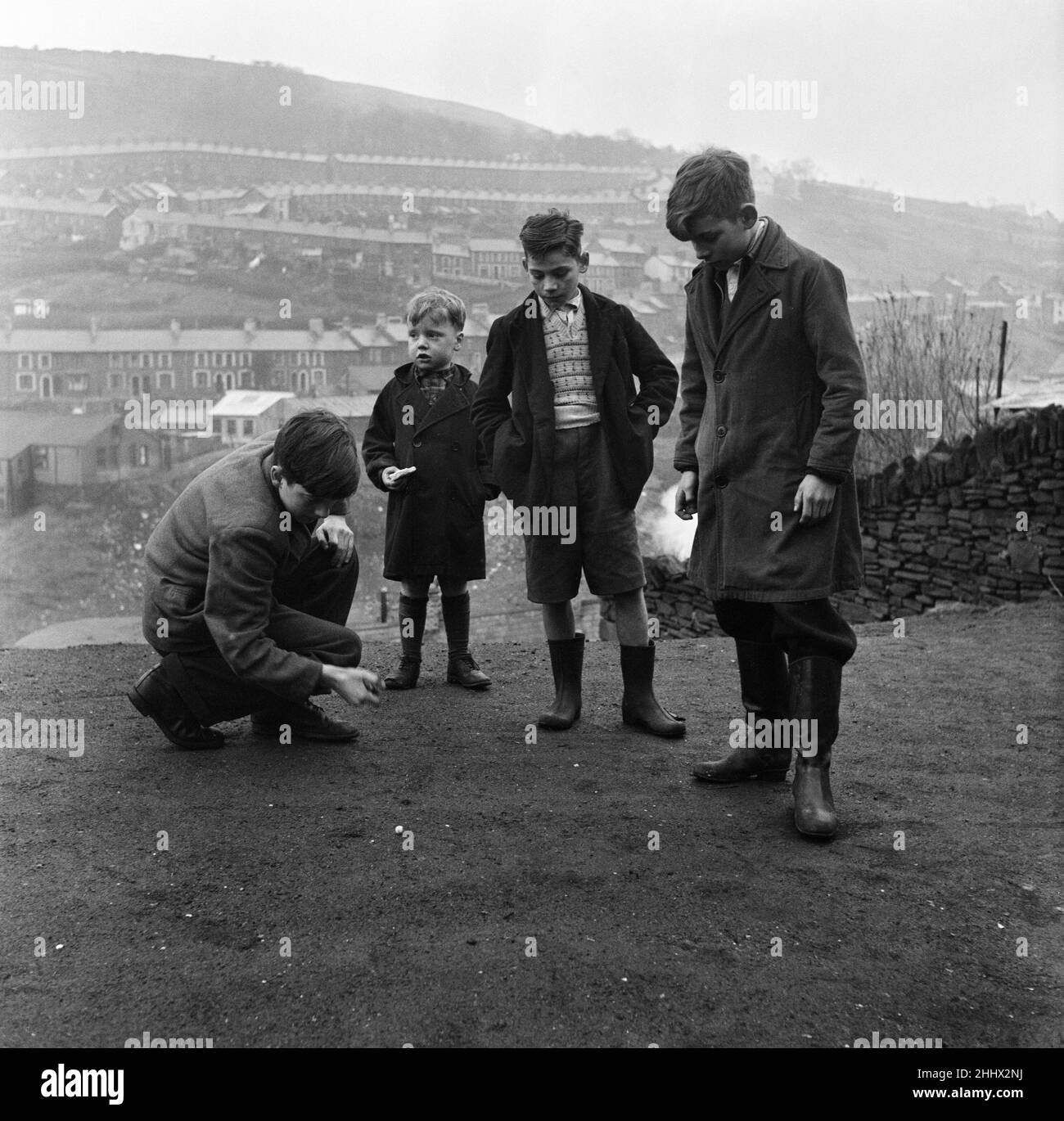 Les garçons de Stanleytown, au sud du pays de Galles, jouant des marbres, appelés localement « alliés ».1st mars 1954. Banque D'Images