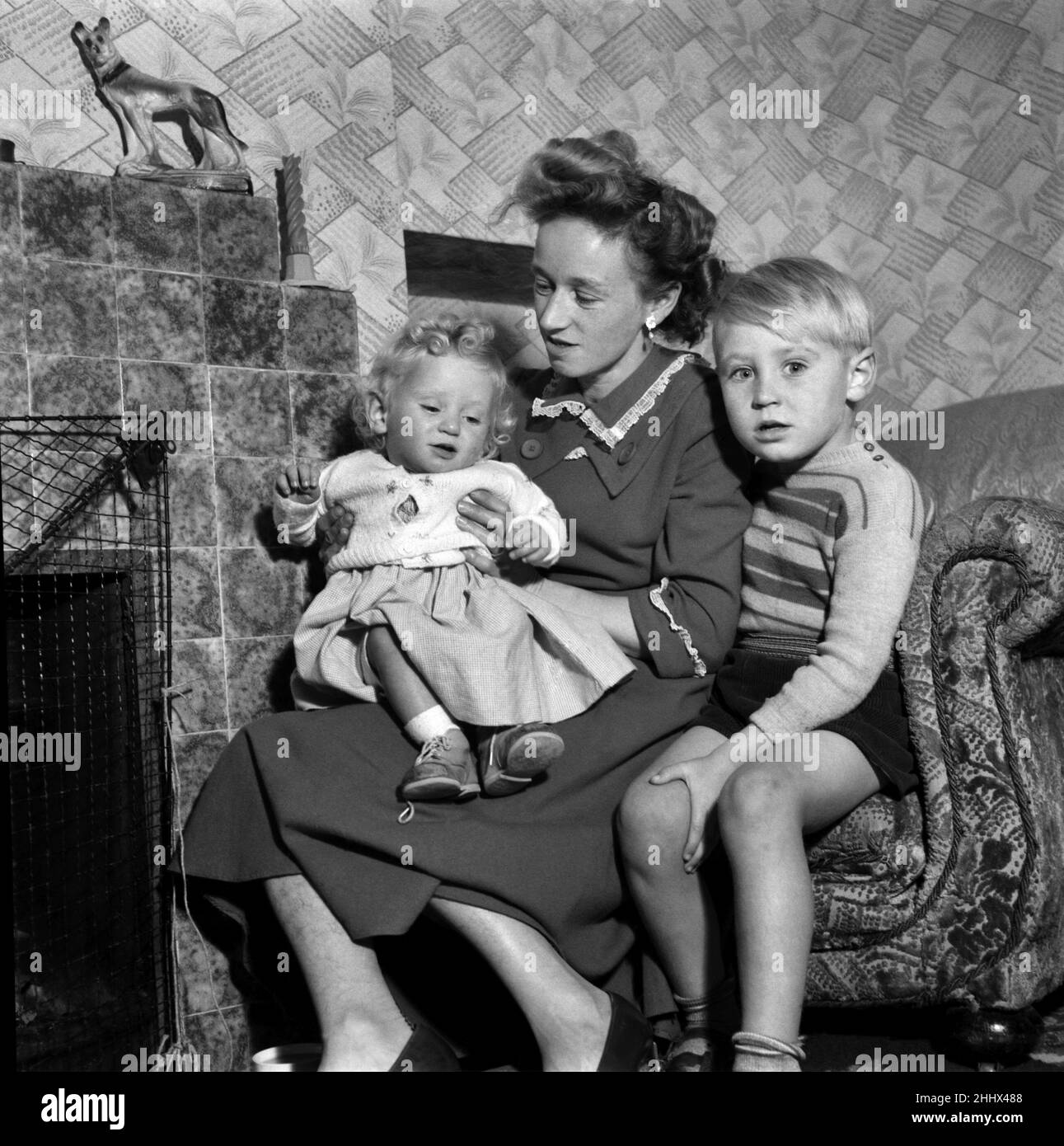 Georgina Brown avait la vue restaurée.Mère avec enfants.Du 1952 C5112 au 002 octobre Banque D'Images