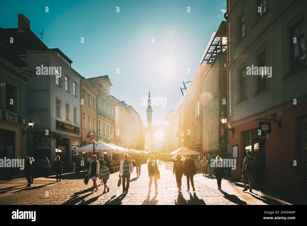 Tallinn, Estonie.Personnes marchant dans la rue Viru dans Sunny Summer Evening.Célèbre Old Street à la place de l'hôtel de ville. Banque D'Images