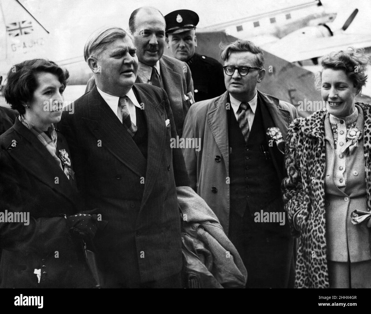 Aneuvin Bevan à l'aéroport de Renfrew, il effectue une visite de quatre jours à l'ouest de l'Écosse au cours de laquelle il s'exprimera en faveur des trois candidats travaillistes.Vers 1955. Banque D'Images