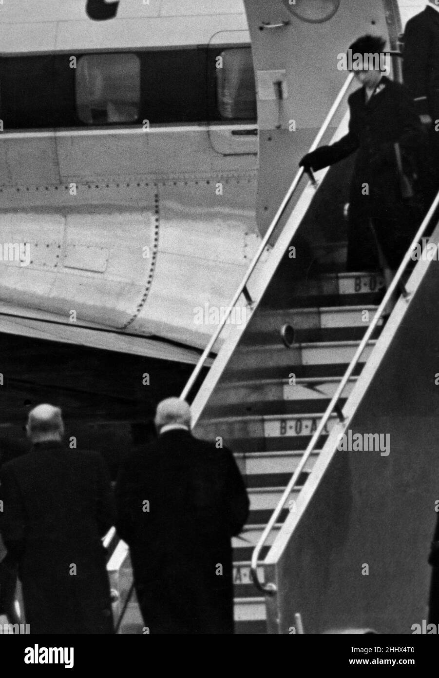La princesse Elizabeth se trouve à quelques pas de son avion après son atterrissage à l'aéroport de Londres, après avoir été rappelée du Kenya après la mort de son père, le roi George VI. Clément Attlee est au service du Premier ministre britannique Winston Churchill.Elle a été proclamée souveraine de chacun des royaumes du Commonwealth deux jours plus tôt, après la mort du roi dans la nuit du 5th au 6th février.Elle a entendu les nouvelles tout en restant à Treetops, un pavillon de jeux, au Kenya.Photo prise : 8th février 1952. Banque D'Images