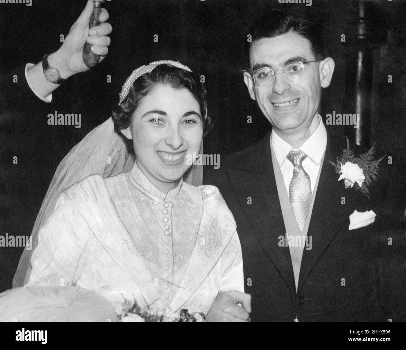 Incendie à Grafton's Fashion Specialists, Argyle Street, Glasgow, Écosse, le mercredi 4th mai 1949, l'incendie a tué 13 jeunes femmes.Notre photo montre ...Salomon Winetrobe et sa mariée, Mlle Lily Diarmard, après leur mariage à Glasgow, le mercredi 6th mars 1952.George Kamill Platt, commis, et Solomon Winetrobe, ancien parachutiste et maintenant gérant, ont reçu chacun la médaille George pour l'héroïsme en sauvant la vie des femmes dans un incendie de magasin de mode de Glasgow.Winetrobe a travaillé son chemin le long d'une large corniche de 5inch 55ft. Au-dessus de la rue et a persuadé cinq femmes piégées au dernier étage de marcher dessus Banque D'Images