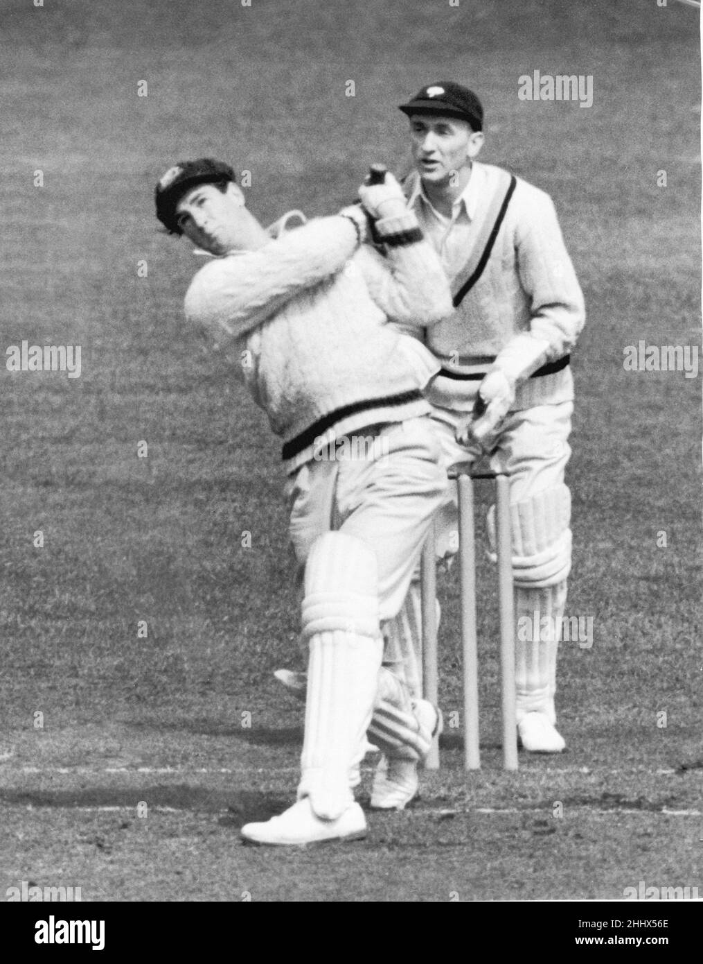 Tournée australienne de cricket en Angleterre pour les Ashes.Yorkshire v Australie.Keith Miller, batteur australien, prend la main de celui-ci, mais il a été pris à la frontière.7th mai 1948. Banque D'Images