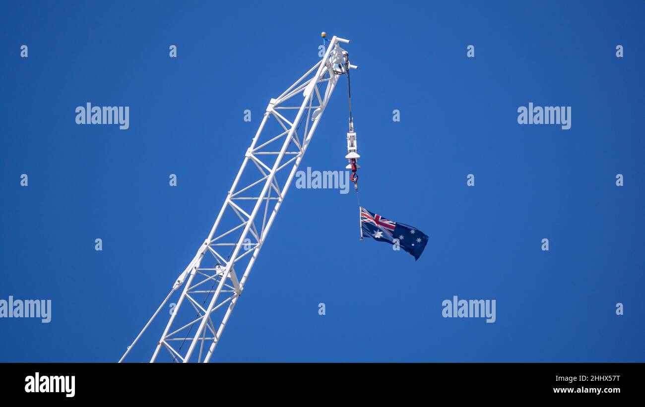 Grue volant le drapeau australien le jour de l'Australie Banque D'Images