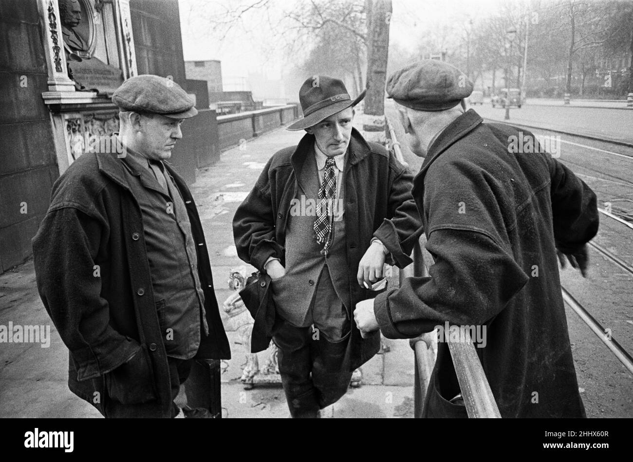 Des hommes d'égouts de Londres vus ici, debout près du buste de Joseph Bazalgette sur le remblai, Bazalgette était l'homme qui a conçu le système d'égout de Londres .Avril 1st 1947 Banque D'Images