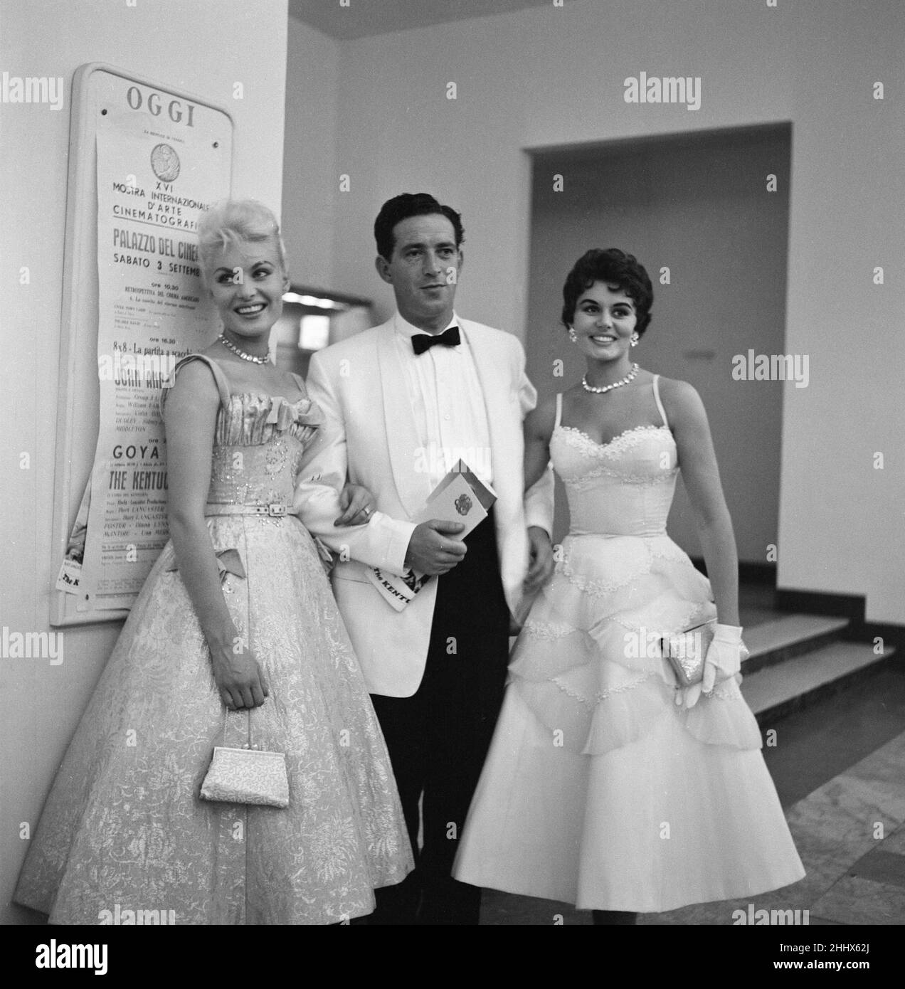 Festival du film de Venise 1955, les acteurs britanniques (l-r) Belinda Lee, John Gregson et Eunice Gayson assistent à une fête pour le Kennuckian, dimanche 4th septembre 1955. Banque D'Images