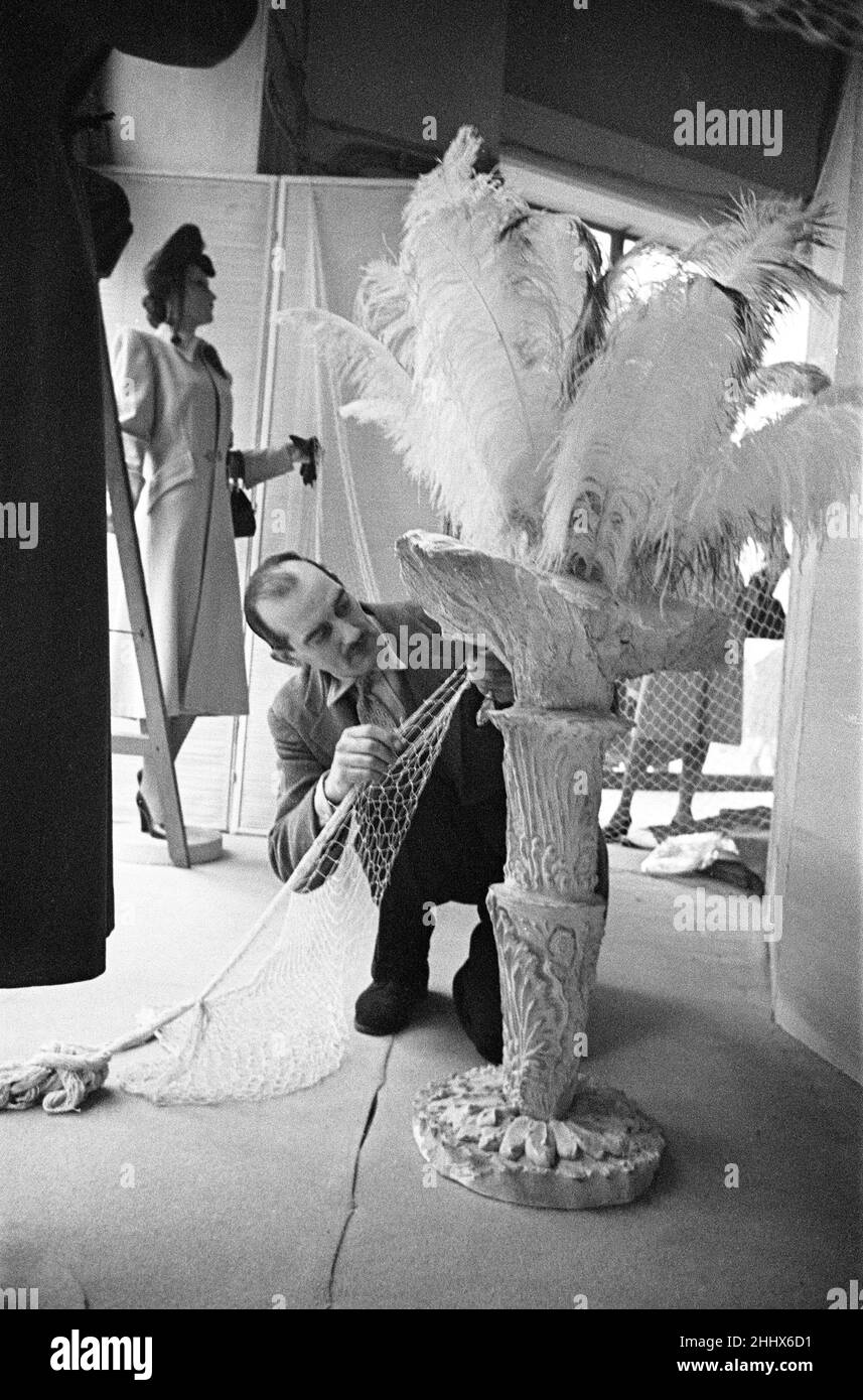 Scènes de l'intérieur de la fenêtre de magasin à Peter Robinson's Department Store, Londres. Le magasin Peter Robinson était au 200-236 Oxford Street.Vers 1946 Banque D'Images