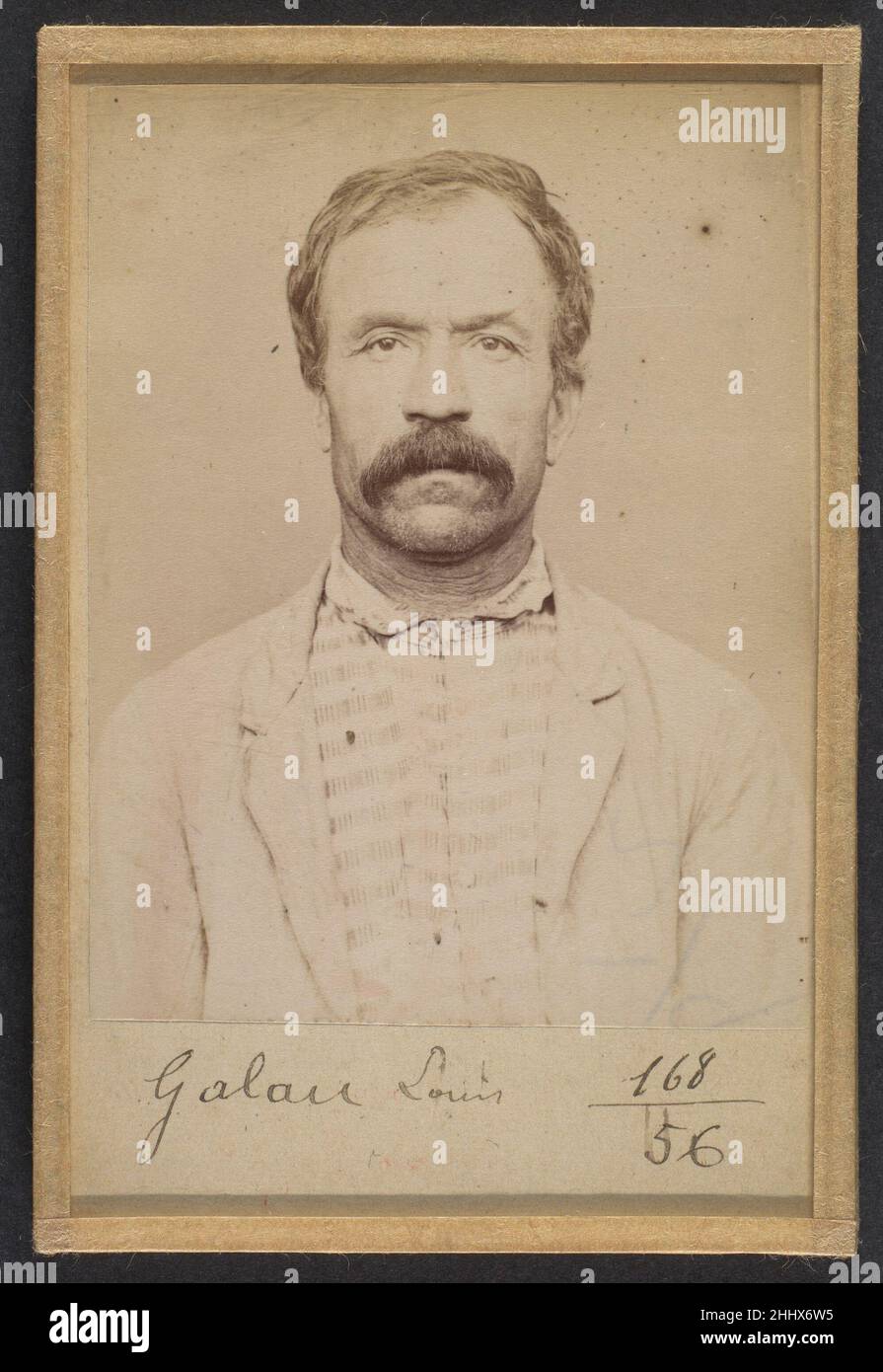 Galau (ou Gallot).Louis.53 ans, né à Meriziès (Tarn).Charron.Anarchiste.21/8/93.1893 Alphonse Bertillon né d'une famille distinguée de scientifiques et de statisticiens, Bertillon a commencé sa carrière comme commis au Bureau d'identification de la Préfecture de police de Paris en 1879.Chargé de tenir des dossiers policiers fiables sur les délinquants, il a mis au point le premier système moderne d'identification criminelle.Le système, connu sous le nom de Bertillonage, comportait trois composantes : la mesure anthropométrique, la description verbale précise des caractéristiques physiques du détenu et la p normalisée Banque D'Images