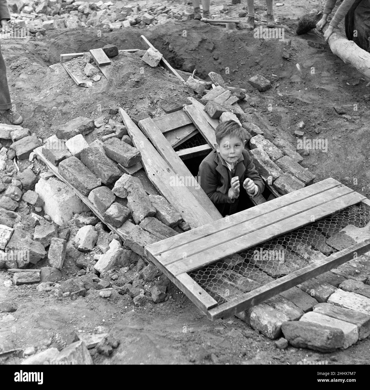 Garçons jouant au terrain de jeu d'aventure Clydesdale Road.18th mai 1955. Banque D'Images