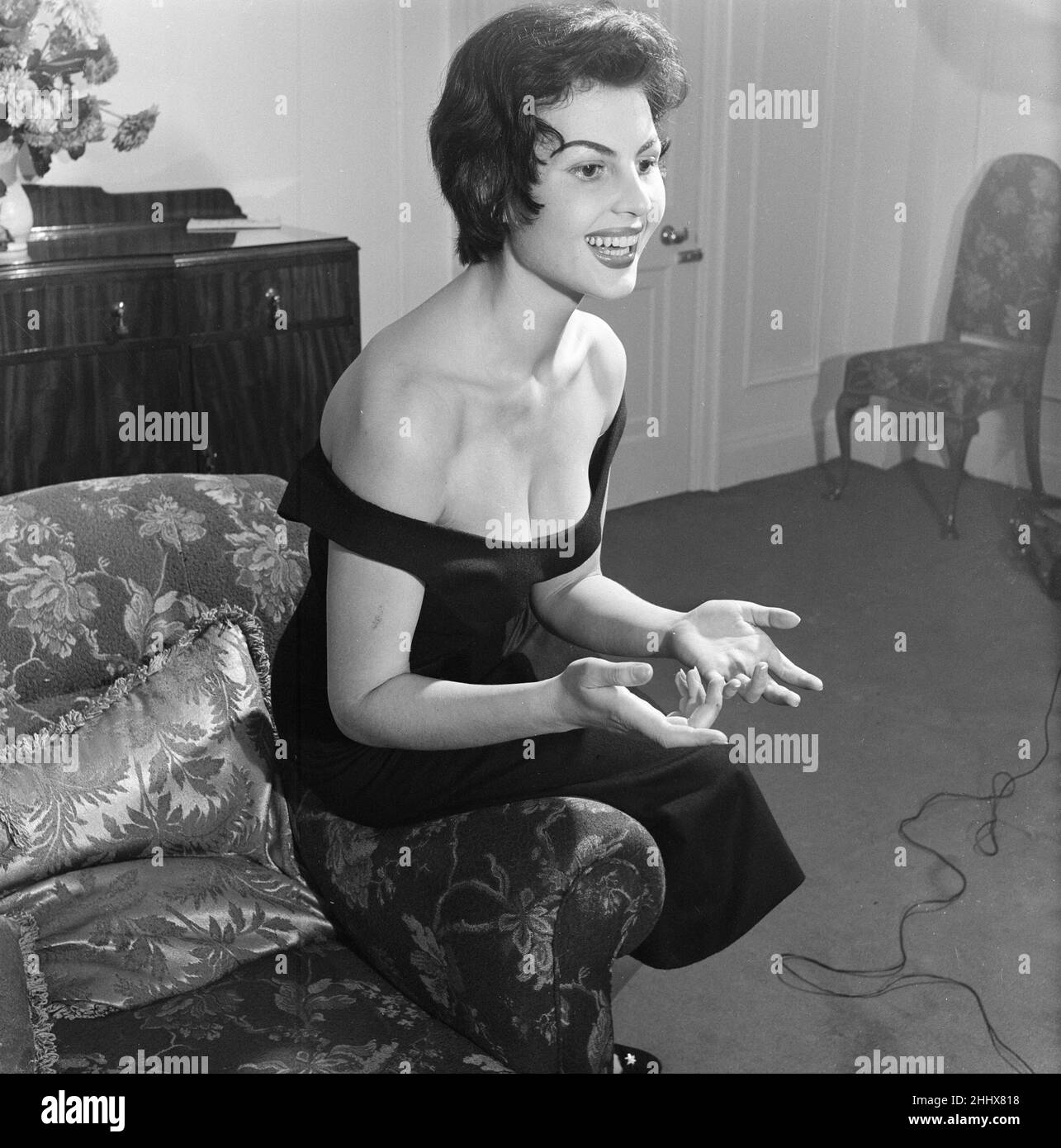 Nadja Regin, actrice serbe au Royaume-Uni pour la première fois, à l'hôtel Grosvenor House Hotel, Londres, décembre 1955. Nadja Regin est au Royaume-Uni pour le tournage d'une société allemande, elle est également porte une robe de sa propre conception. Banque D'Images