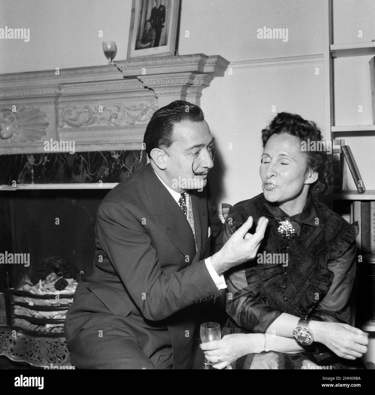 Salvador Dali doit peindre un portrait de Sir Laurence Olivier.Dali avec son épouse Gala.27th avril 1955. Banque D'Images