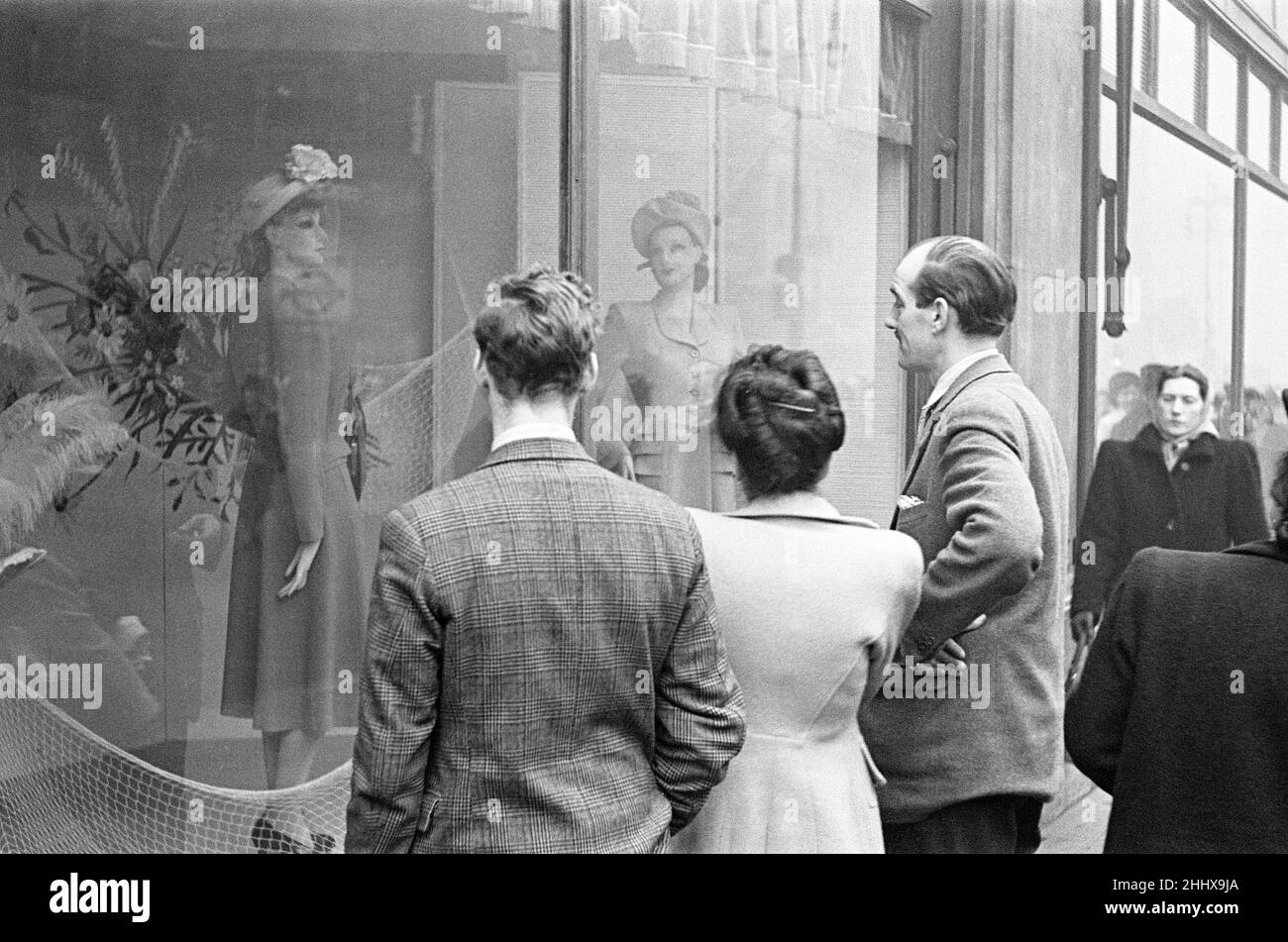Scènes de l'intérieur de la fenêtre de magasin à Peter Robinson's Department Store, Londres. Le magasin Peter Robinson était au 200-236 Oxford Street.Vers 1946 Banque D'Images