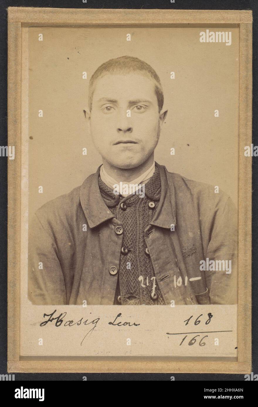 Hæsig.Léon.18 ans, né à St-Denis.Chaudronnier.Disposition du Préfet de police.14/4/94.1894 Alphonse Bertillon né d'une famille distinguée de scientifiques et de statisticiens, Bertillon a commencé sa carrière comme commis au Bureau d'identification de la Préfecture de police de Paris en 1879.Chargé de tenir des dossiers policiers fiables sur les délinquants, il a mis au point le premier système moderne d'identification criminelle.Le système, connu sous le nom de Bertillonage, comportait trois composantes : la mesure anthropométrique, la description verbale précise des caractéristiques physiques du détenu et le standard Banque D'Images