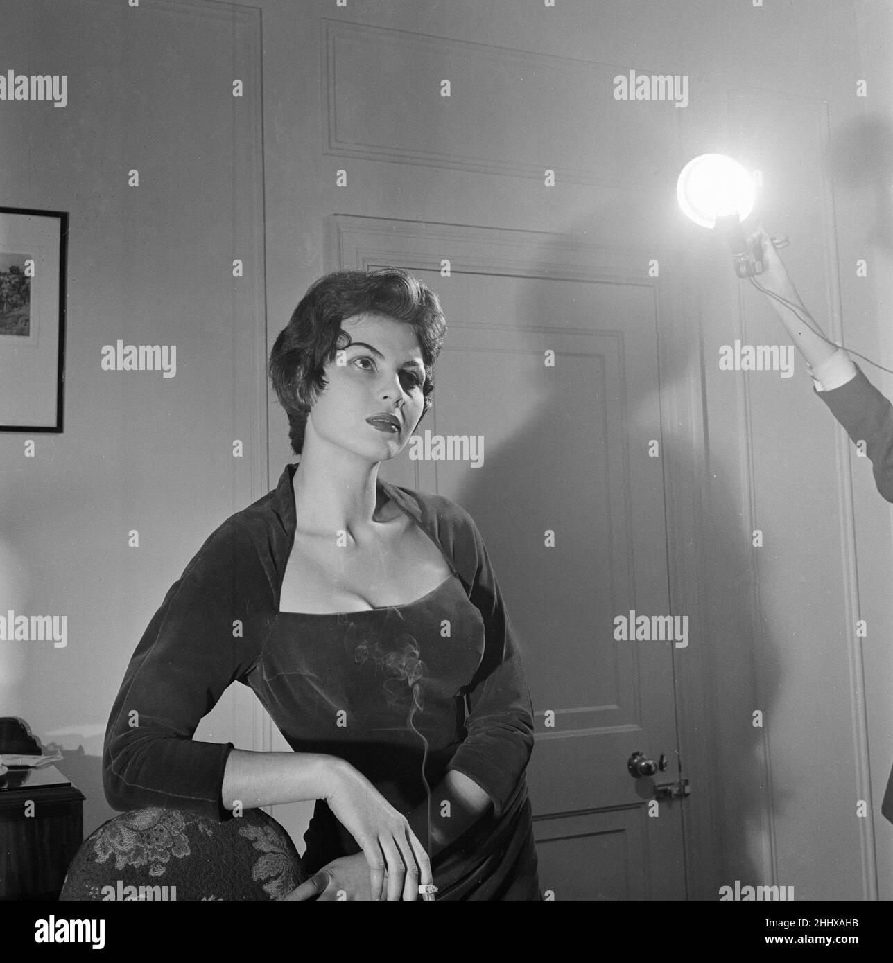 Nadja Regin, actrice serbe au Royaume-Uni pour la première fois, à l'hôtel Grosvenor House Hotel, Londres, décembre 1955. Nadja Regin est au Royaume-Uni pour le tournage d'une société allemande, elle est également porte une robe de sa propre conception. Banque D'Images