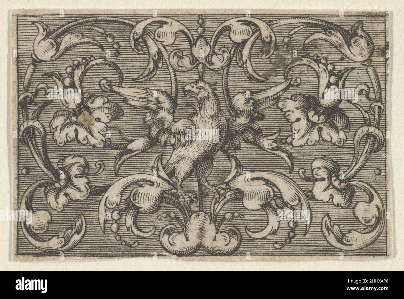 Panneau horizontal avec un oiseau, de Varii generis Opera Aurifabris Necessaria ca.1600 Paul Birckenhultz Frise ornementale allemande avec un oiseau avec des ailes étirées au centre, entouré de rouleaux foliaires.L'oiseau est droit et sa tête est orientée vers la gauche.À partir d'une série de six plaques avec arrière-plans hachuré horizontalement.Selon Berliner, les fonds des plaques de cette série ont été plus sombres à une date ultérieure.Tableau horizontal avec un oiseau, de Varii generis Opera Aurifabris Necessaria 423573 Banque D'Images