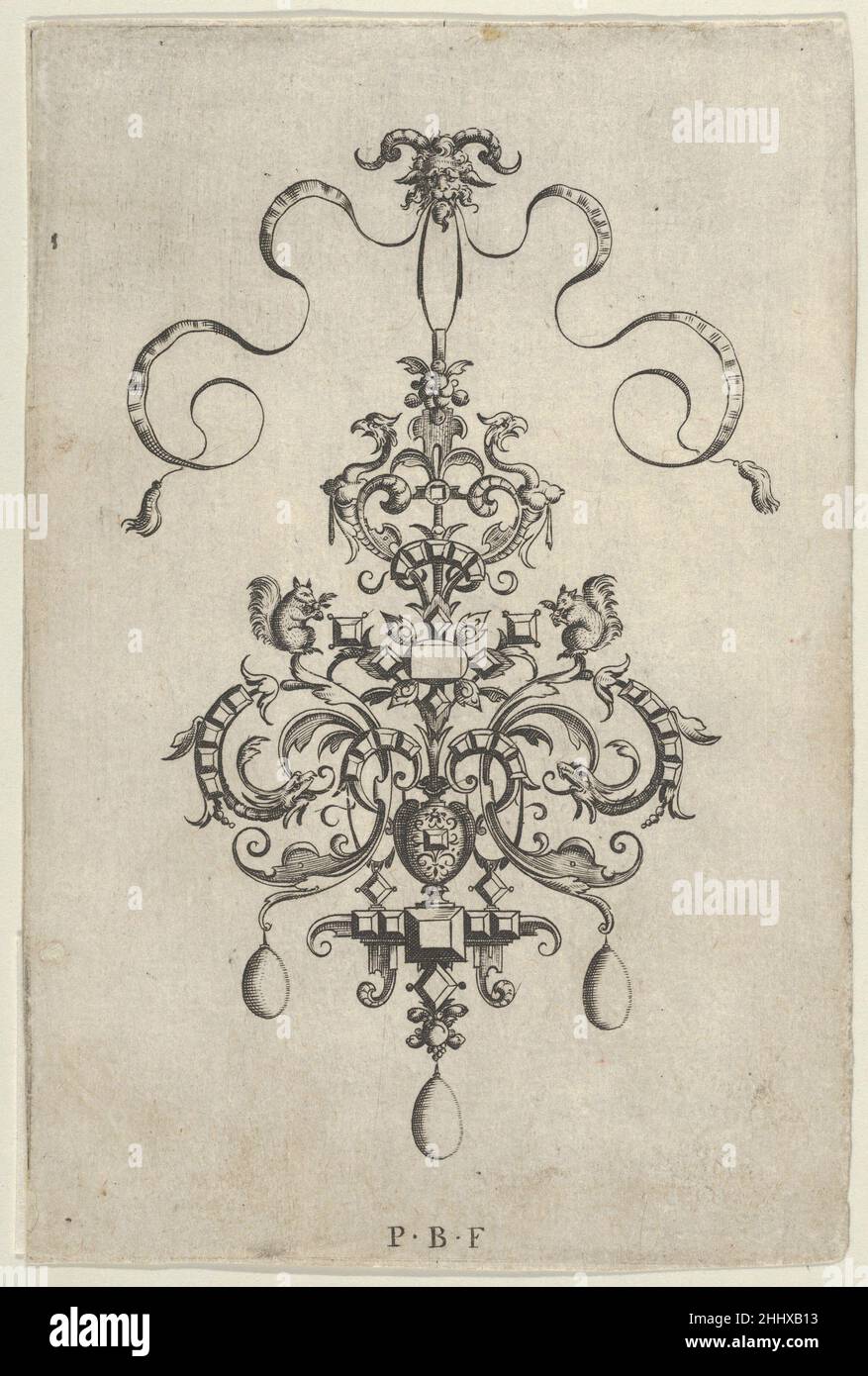 Panneau vertical avec conception pour une suspension, d'Ars HIS Myronis Nobilis Effingitus Pagellulis ca.1600 Paul Birckenhultz German Design pour une suspension à bijoux, accrochée à partir d'un masque avec des cornes de bélier et un ruban en haut, avec trois perles descendant du fond.Perchée à gauche et à droite de la suspension, deux écureuils.Panneau vertical avec design pour une suspension, d'Ars HIS Myronis Nobilis Effingitus Pagellulis 423605 Banque D'Images