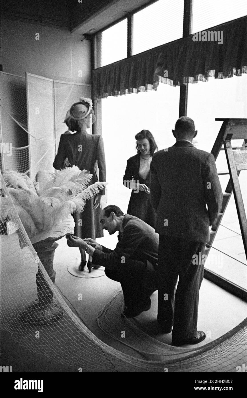 Scènes de l'intérieur de la fenêtre de magasin à Peter Robinson's Department Store, Londres. Le magasin Peter Robinson était au 200-236 Oxford Street.Vers 1946 Banque D'Images