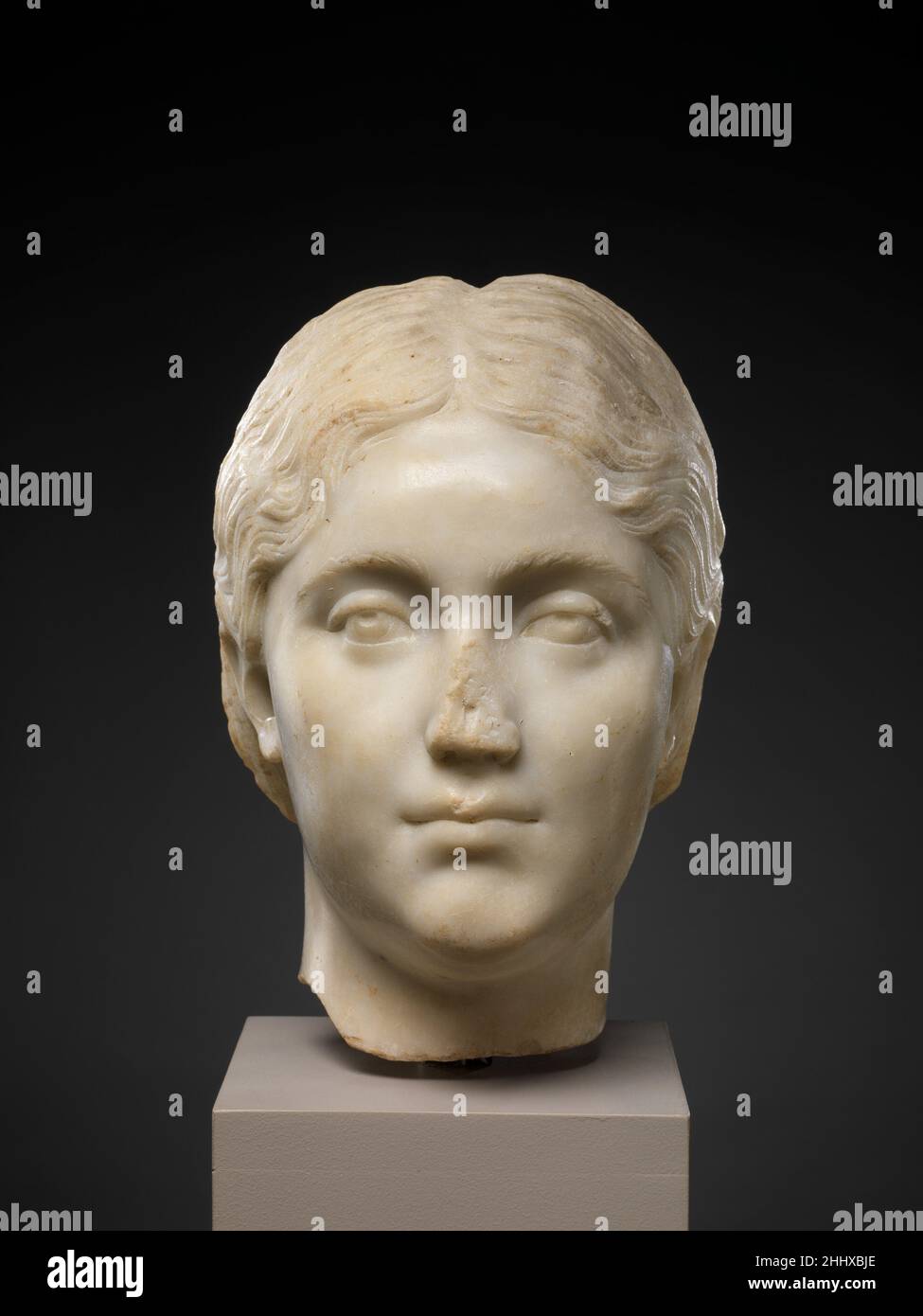 Portrait en marbre d'une jeune femme A.D. 150–175 Roman la coiffure, les yeux profondément forés, et l'expression, tous pointent vers une date A.D. du deuxième siècle pour ce portrait romain privé d'une jeune femme.De plus, le haut vernis de la chair et la forme ovale du nœud bouclé des cheveux dans le dos se trouvent sur des portraits associés à la cour de l'empereur Lucius Verus, qui a régné de A.D. 161 à 169.Portrait en marbre d'une jeune femme 251350 Roman, portrait en marbre d'une jeune femme, 150?175 A.D., marbre, H. 10 3/16 po.(25,9 cm).Metropolitan Museum of Art, New York.Fonds Rogers, 1923 ( Banque D'Images